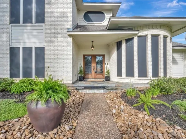 1627 Lake Bluff Dr, Seabrook, TX 77586