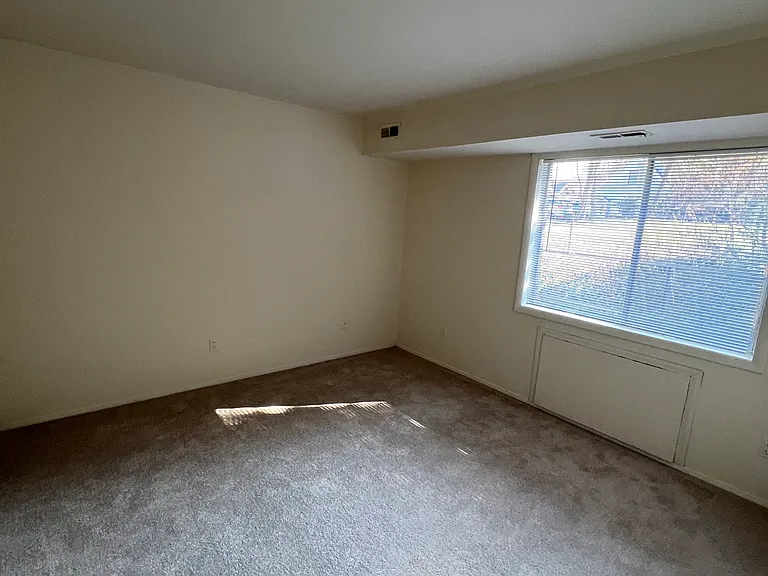 2025 N Lincoln St #102 — Photo 10