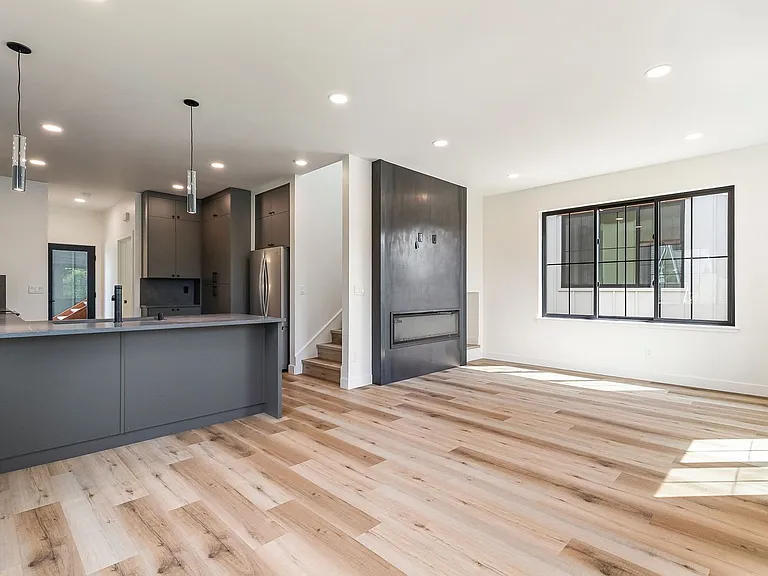 1615 Larrabee Ave — Photo 3