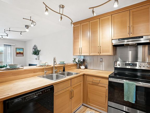 5th image of 215 Stony Point Road #E