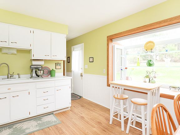 Eat-in kitchen