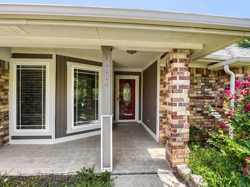 10104 Stoneleigh Dr