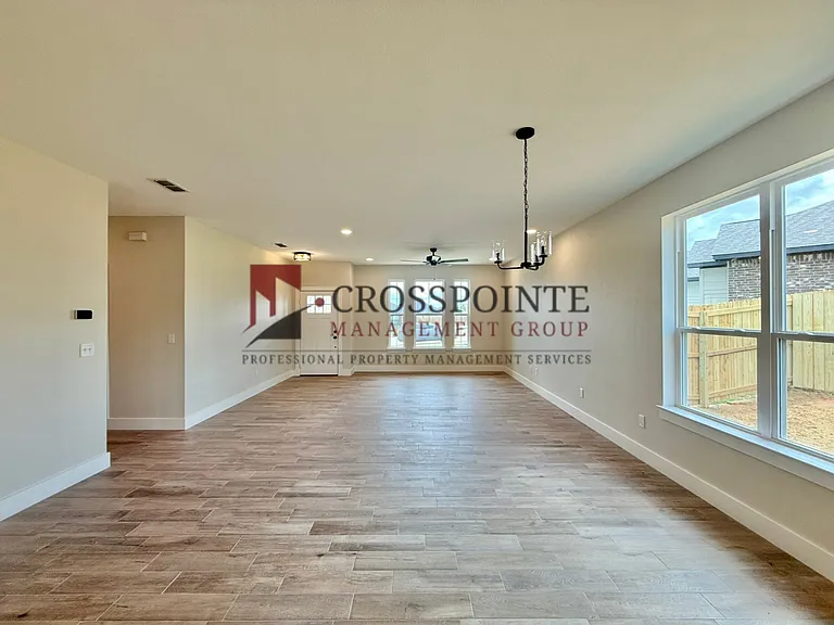17430 Crossing Cir — Photo 2