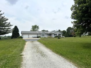 27561 Pilgrim Rd, Sterling, IL 61081