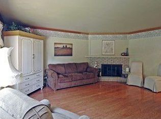 1097 Chippewa Dr, Elgin, IL 60120