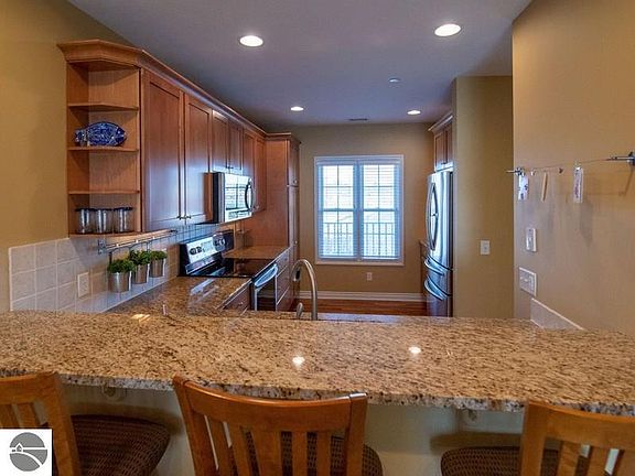 4th image of 234 Lakeside Dr
