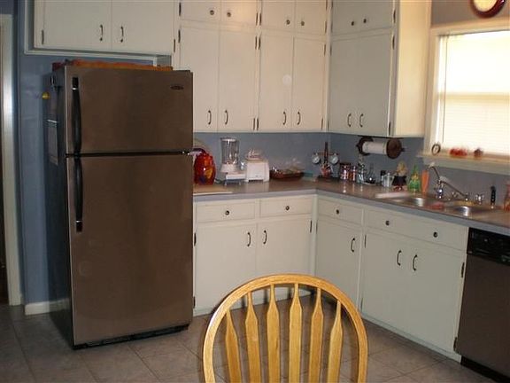 3rd image of 3711 Lexington Ave