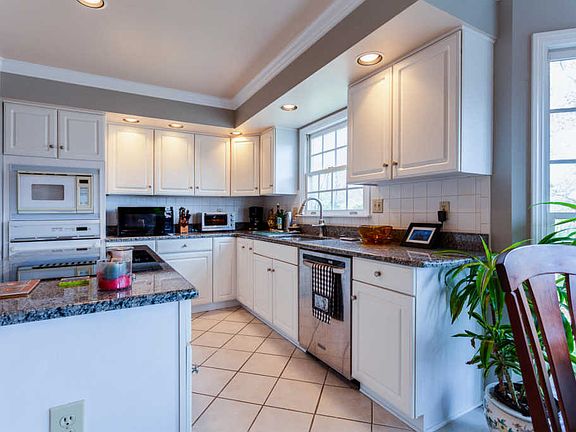 4th image of 7225 Canmore Ln