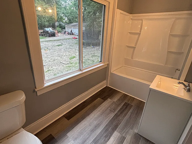 168 Roswell St — Photo 10