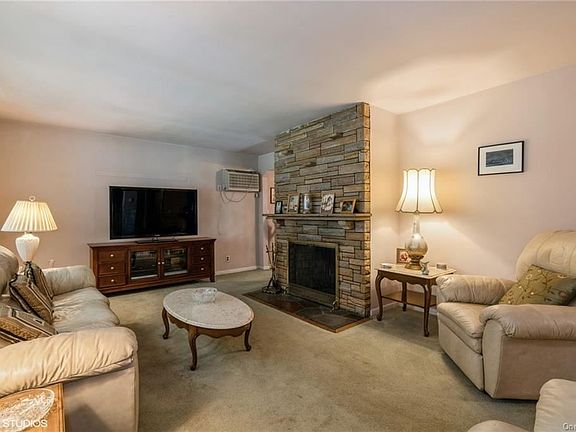 4th image of 132 Caryl Ave
