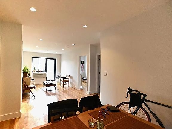 3rd image of 220 Vernon Ave APT 4A