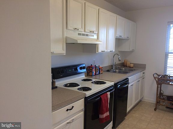 3rd image of 206 Surrey Club Ln