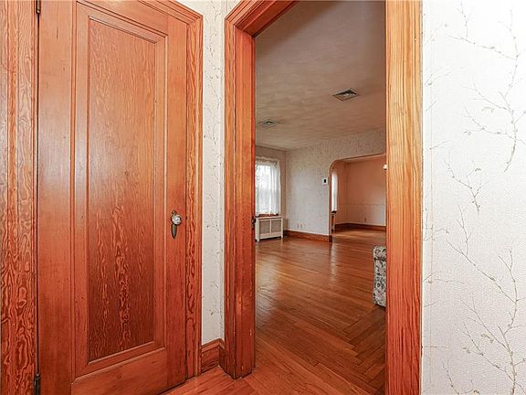 4th image of 125 Grosvenor Ave