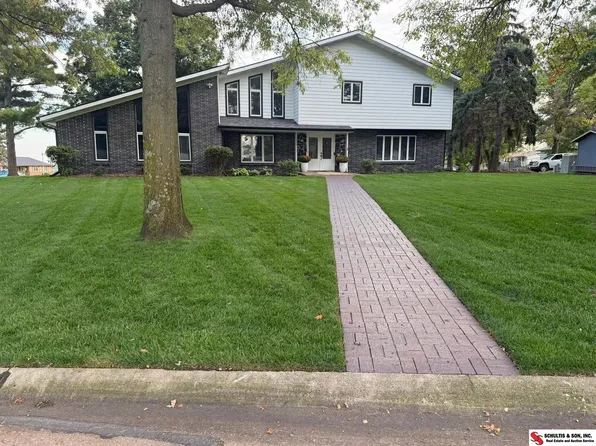 1320 11th St, Fairbury, NE 68352