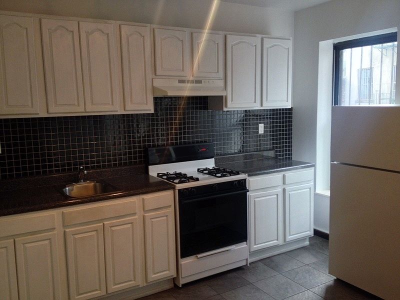 2nd image of 23 Ludlow St APT 3