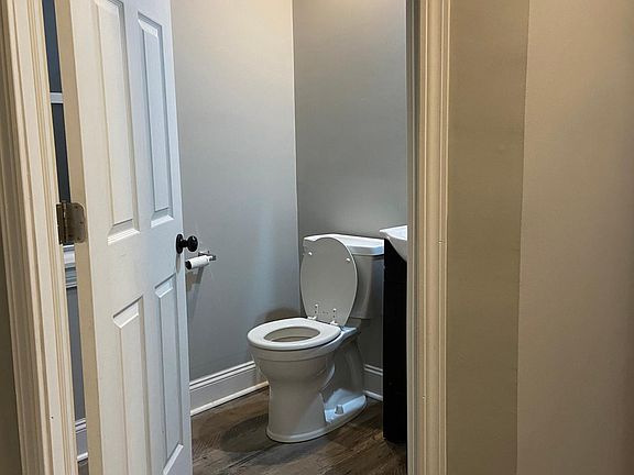 Downstairs 1/2 bathroom