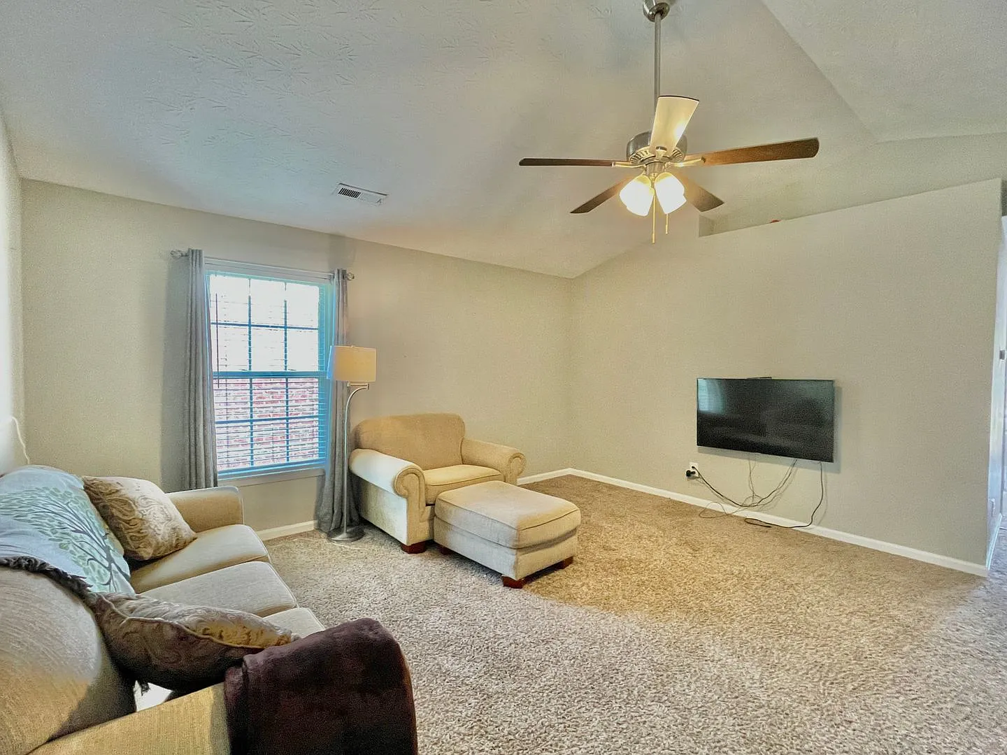 Coming Soon! 3 Bed 2 Bath Home in Kearney Ridge! — Photo 4
