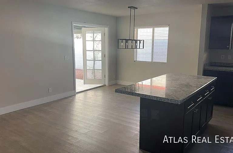 528 W La Jolla Dr — Photo 8