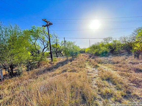 5th image of 2660 Earls Trail