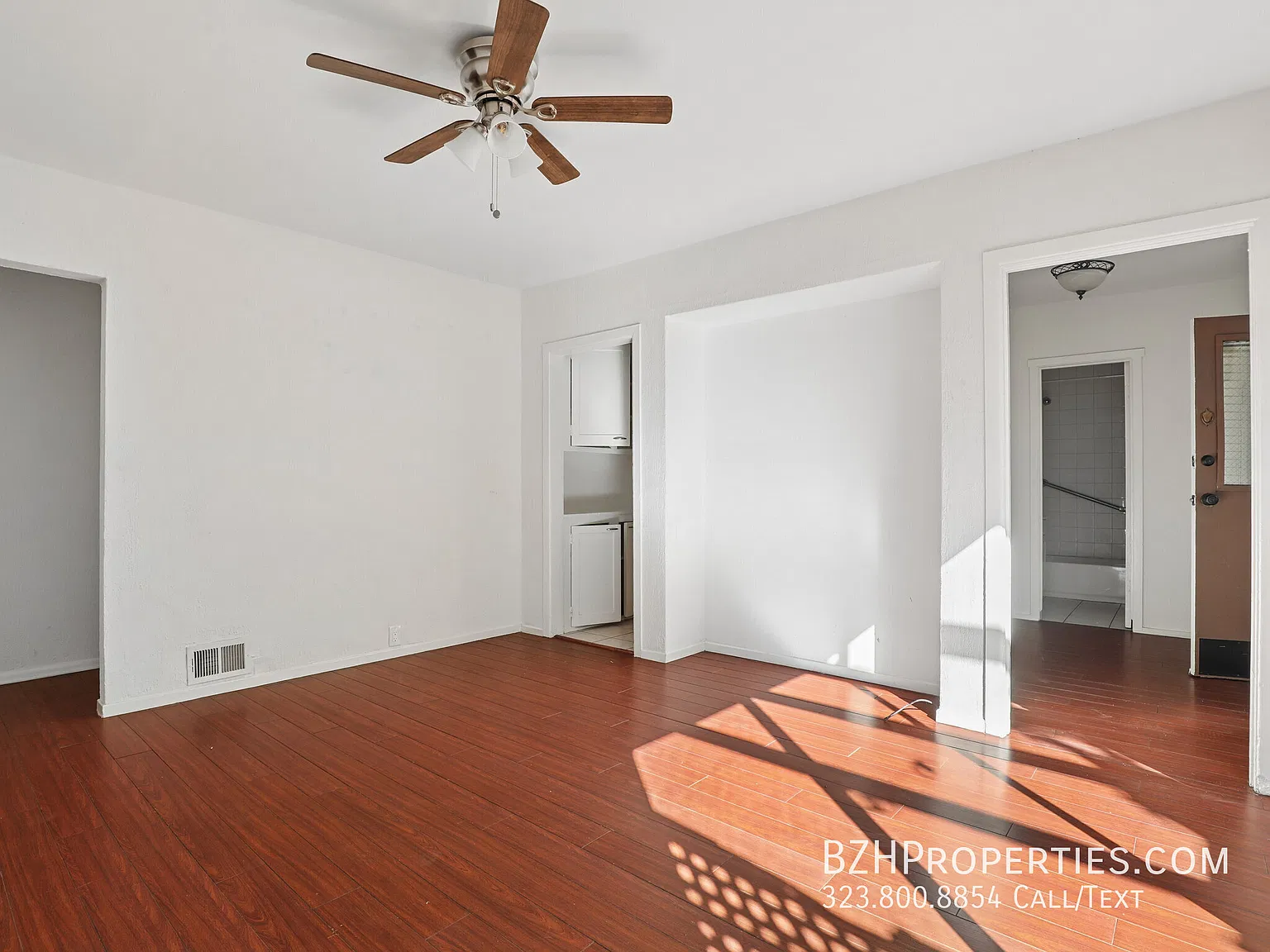 2 Bedroom in Hollywood Hills with Private Patio — Photo 3