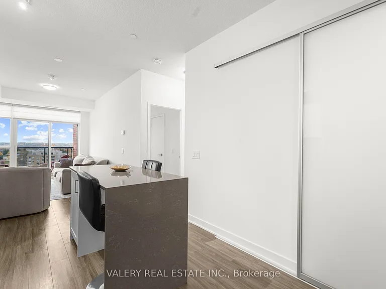 681 Yonge St #615 — Photo 9