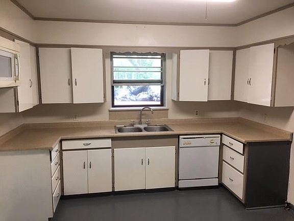 4th image of 109 W Avenue D