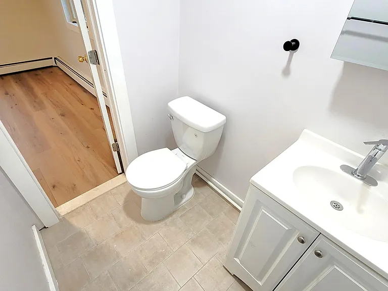 Master Bedroom's Bath 6'x5'