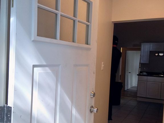5th image of 3920 Wyandotte St #1