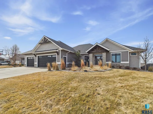 2735 S Burns Knoll Cir, Sioux Falls, SD 57110