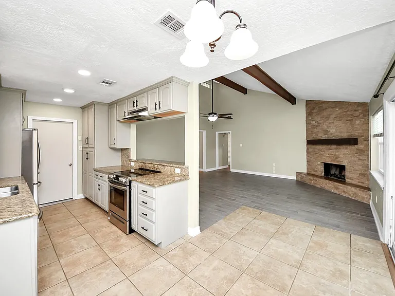 1104 N Heron Dr — Photo 12