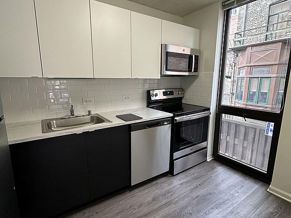 3rd image of 1034 N La Salle Dr #210