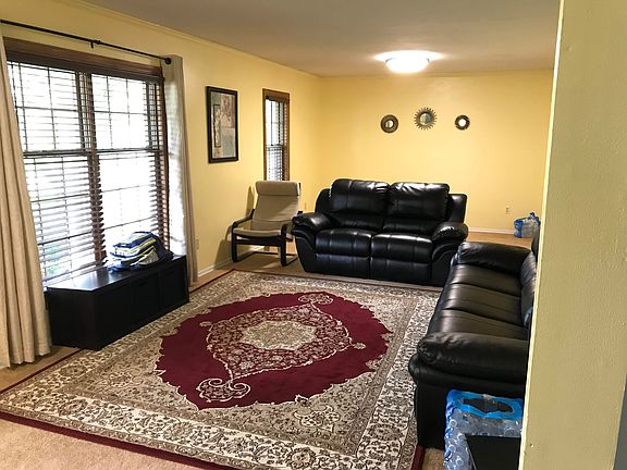 4th image of 340 Oakleigh Woods Dr