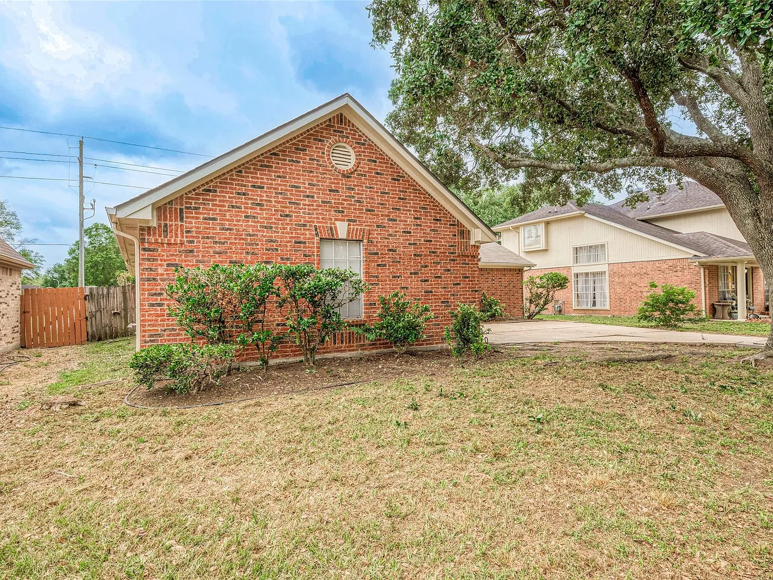 4 bed, 2.0 bath, 1967 sqft, $2,200 — Photo 2