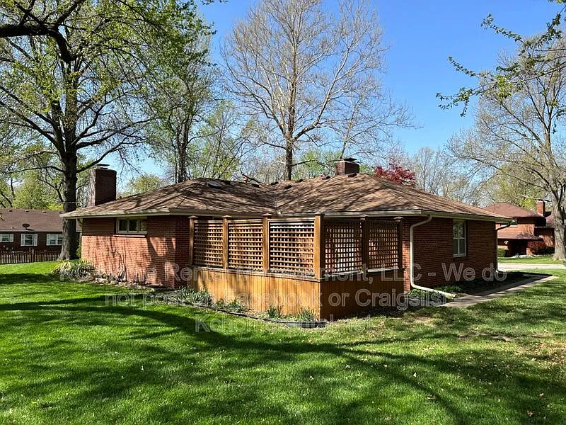 3 bed, 2.0 bath, 1652 sqft, $2,295 — Photo 3