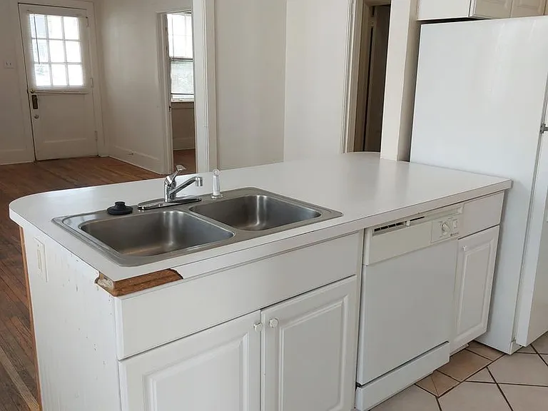 College Housing - 4 bedrooms — Photo 10