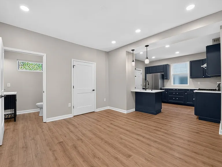 2516 Agnes Ave — Photo 3