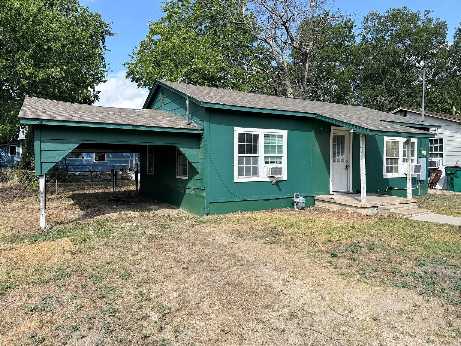 2 bed, 1.0 bath, 704 sqft, $1,200 — Photo 2