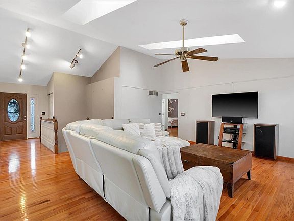 4th image of 3709 Avenue De Paris Dr