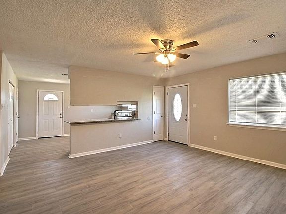 5th image of 825 Saint Andrews Blvd