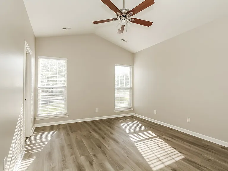 8704 Rozumny Dr — Photo 10