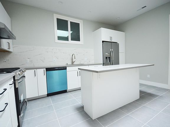 2nd image of 411 San Diego Ave