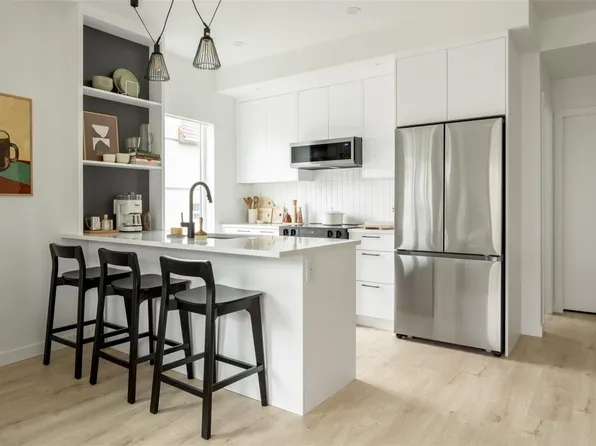 1075 Tillicum Rd #311, Esquimalt, BC V9A 2A4