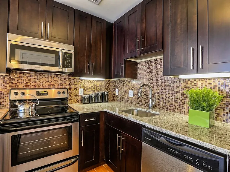 Executive House Apartments — Photo 10