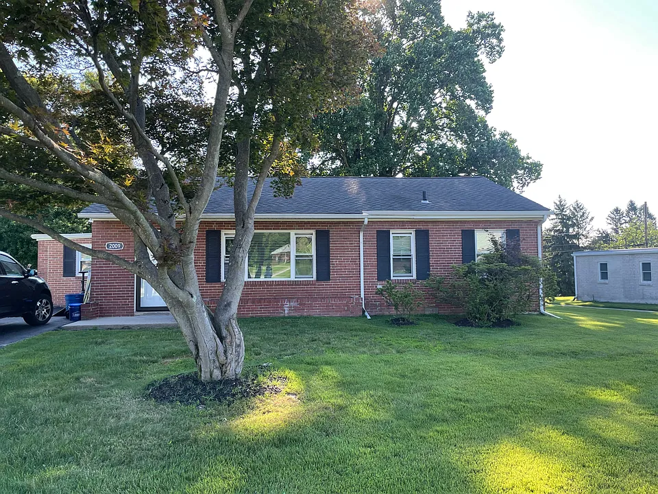 2009 Hillside Ln