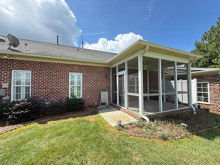 1102 Kinloch Dr — Photo 17
