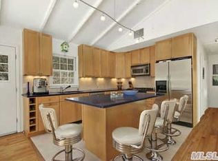 21 S Valley Rd, Hampton Bays, NY 11946