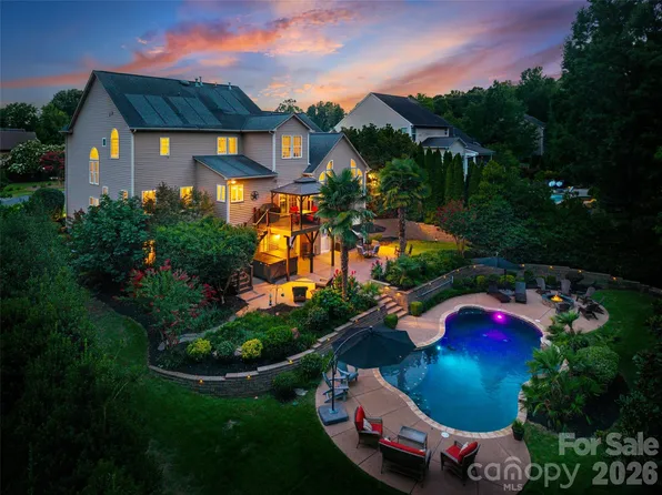 233 Squirrel Ln, Lake Wylie, SC 29710