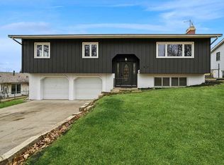 3632 Lynbrook Dr NE, Cedar Rapids, IA 52402