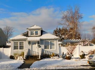 27 Ryder Ave, North Babylon, NY 11703