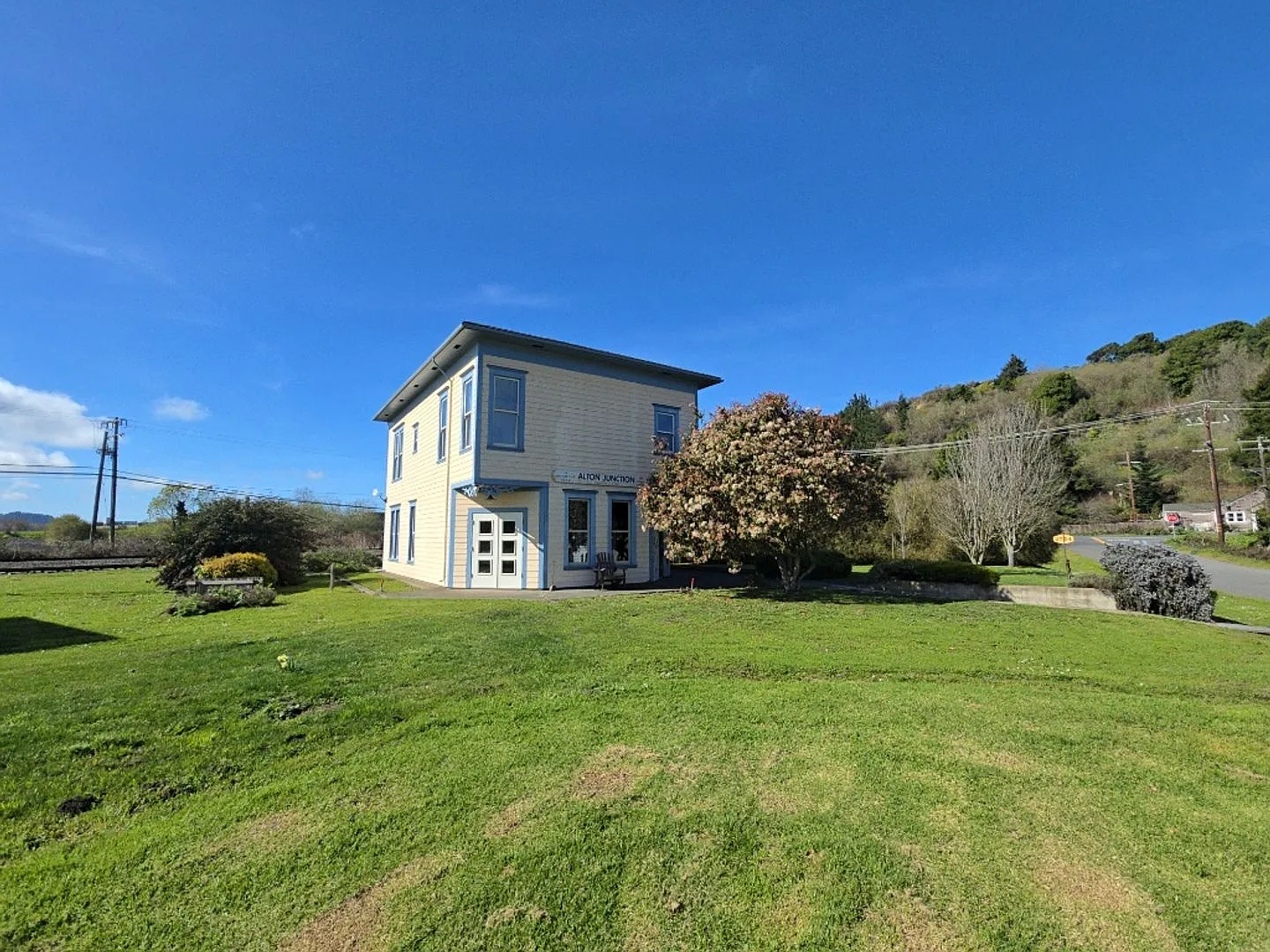 Distinctive Alton home offers charming living opportunity! — Photo 3